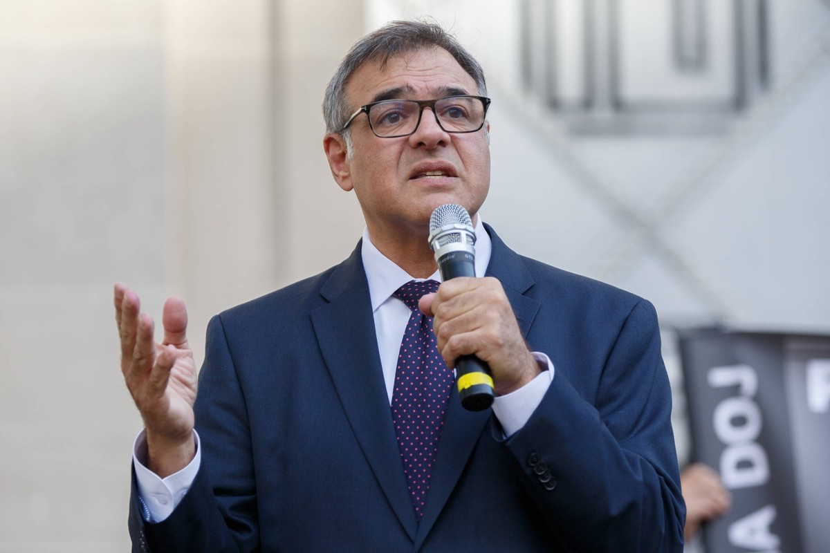 Protest For Julian Assange At Department Of Justice John Kiriakou, a former CIA officer convicted of passing classified information to a reporter, speaks during a protest outside of the Department of  ...