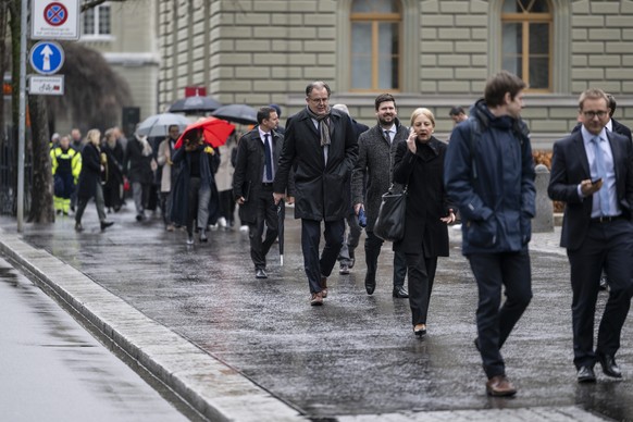 Die Mitglieder des Parlaments schreiten waehrend einer Evakuierungsuebung vom Bundeshaus zum vereinbarten Treffpunkt, am Rand der Fruehjahrssession der Eidgenoessischen Raete, am Mittwoch, 6. Maerz 20 ...