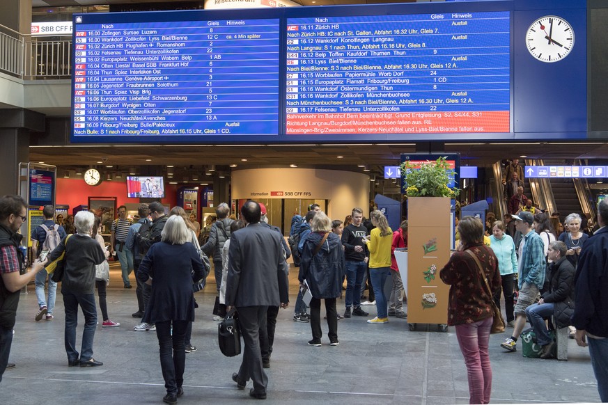 Reisende informieren sich im Hauptbahnhof Bern ueber die Ausfaelle und Verspaetungen im Zugverkehr nachdem ein BLS-Regionalzug kurz ausserhalb des Hauptbahnhofs Bern entgleiste, am Mittwoch, 29. Maerz ...