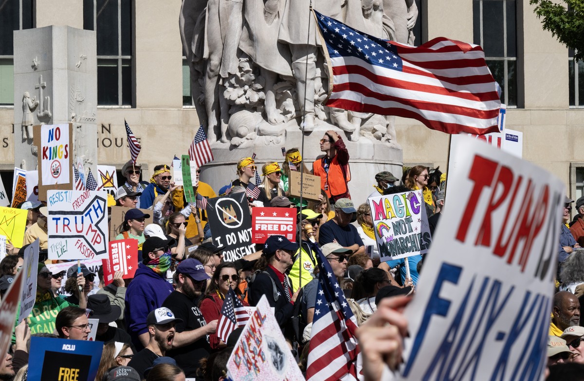 epa12462557 People gather on Pennsylvania Avenue to participate in the 'No Kings' protest in Washington, DC, USA, 18 October 2025. The protest is part of a nationwide 'No Kings' da ...