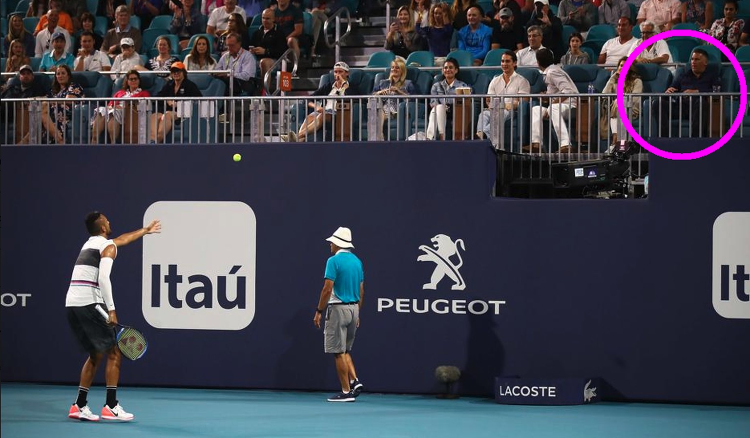 Kyrgios zofft sich wegen seines Aufschlags von unten mit einem Fan.