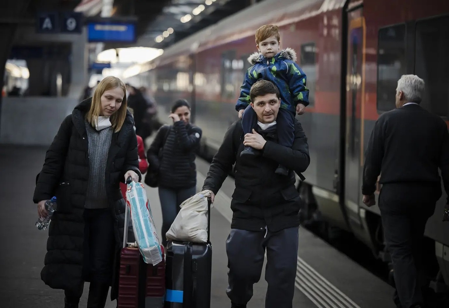 Eine ukrainische Familie am Zürcher Hauptbahnhof. (Symbolbild)