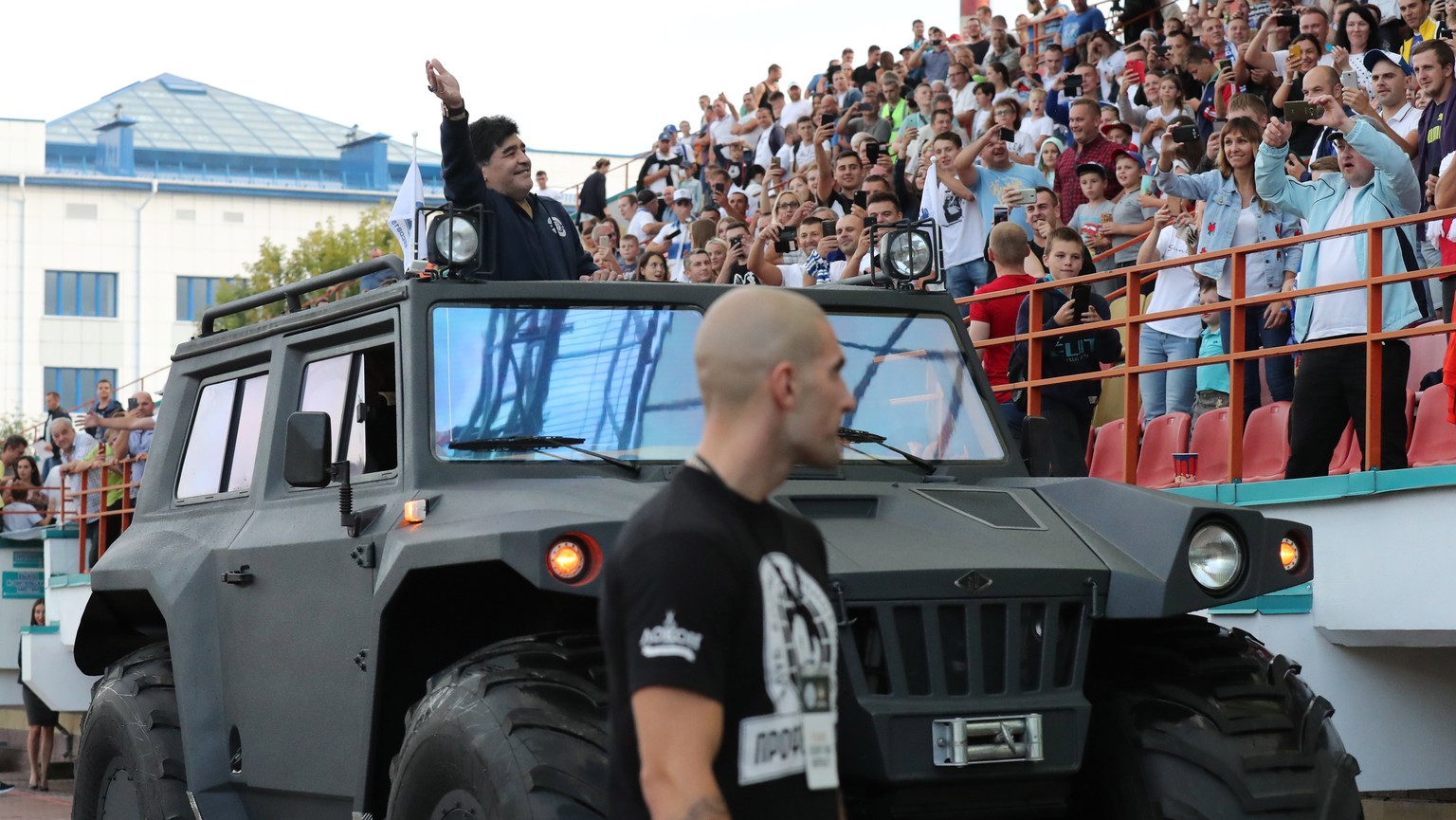 epa06893531 Former Argentinian soccer player Diego Maradona greets fans before the soccer match between FC Dinamo Brest and FC Shakhtyor at the central stadium in Brest, Belarus, 16 July 2018. Maradon ...