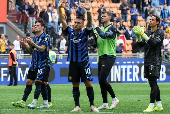 epa12058610 FC Inter&#039;s forward Lautaro Martínez and FC Inter&#039;s players greet their supporters following the Italian Serie A soccer match between FC Inter and AS Roma at Giuseppe Meazza Stadi ...