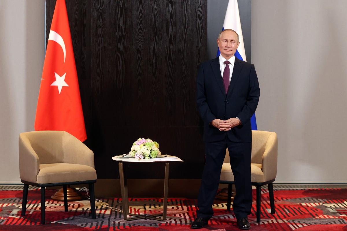 Russian President Vladimir Putin stands waiting for his meeting with Turkey's President Recep Tayyip Erdogan on the sidelines of the Shanghai Cooperation Organisation (SCO) summit in Samarkand, U ...