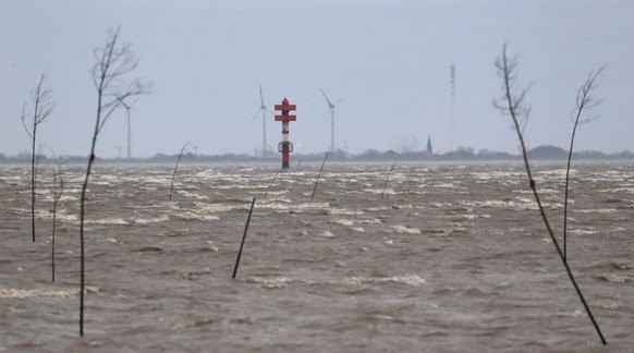 epa08205757 Waves on the Weser river in front of the Solthoern front light while storm Sabine hits the coast in Wremen, northern Germany, 09 February 2020. According to the German Weather Service (DWD ...