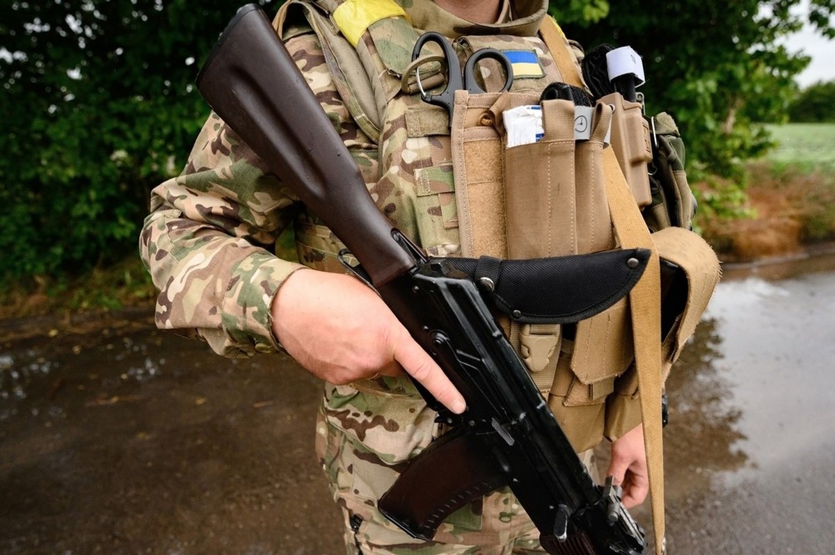Un soldat ukrainien et son fusil Ak-74, qui tire la munition en question.