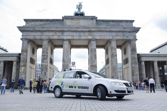 Der selbstfahrende VW war verschiedentlich in Berlin unterwegs. Auffällig ist die Dachkonstruktion mit rotierender Kamera.