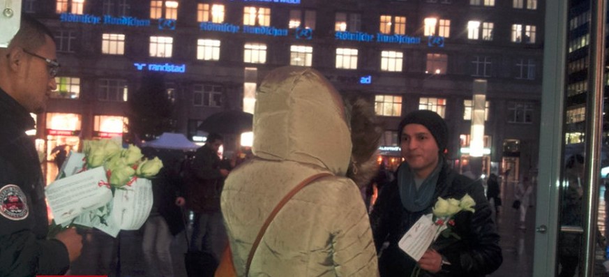 Der Hashtag #NotInMyName ist zurück: Tunesische Migranten verteilen Rosen an Kölnerinnen