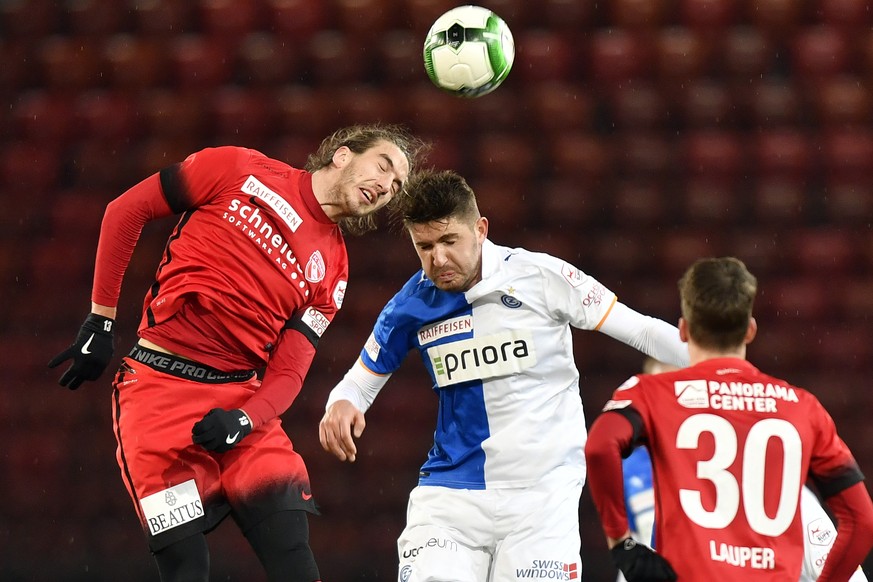 Der Grasshopper Alban Pnishi, rechts, gegen den Thuner Simone Rapp, links, beim Fussballspiel der Super League Grasshopper Club Zuerich gegen den FC Thun im Stadion Letzigrund in Zuerich am Samstag, 4 ...