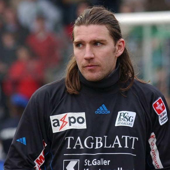 Ersatztorhueter Marc Zellweger verlaesst das Spielfeld, im Fussballspiel FC St. Gallen gegen BSC Young Boys, am Sonntag, 22. Februar 2004, im Espenmoos in St. Gallen. (KEYSTONE/Regina Kuehne)
