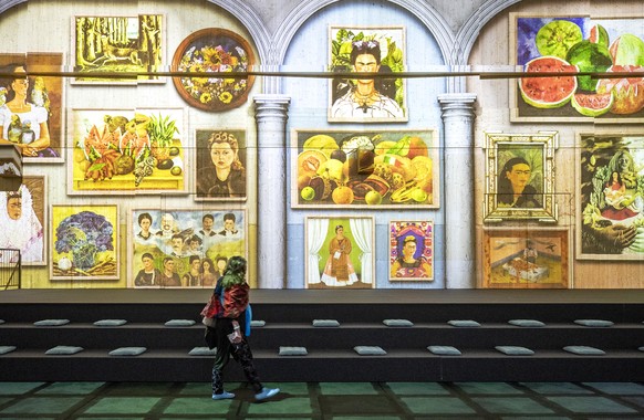 Besucher bei der &#039;Viva Frida Kahlo - Immersive Experience&#039; Ausstellung am Mittwoch, 22. September 2021, in der Lichthalle Maag in Zuerich. (KEYSTONE/Alexandra Wey)