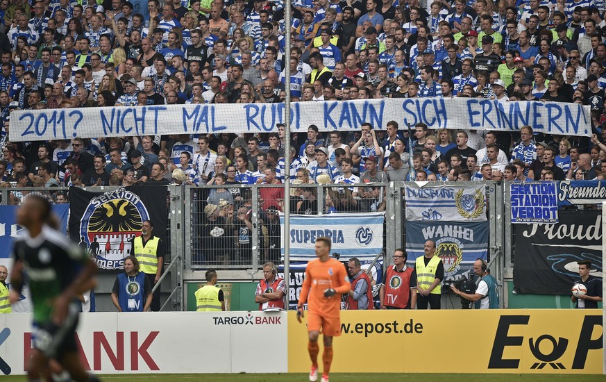Duisburgs Fans machen sich über den Alzheimer-kranken Ex-Schalke-Manager Rudi Asssauer lustig.