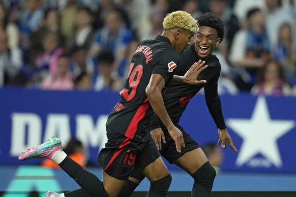 epa12104314 FC Barcelona&#039;s Lamine Yamal (L) celebrates with teammate Alejandro Balde afte scoring the 0-1 goal during the Spanish LaLiga soccer match between between RCD Espanyol and FC Barcelona ...