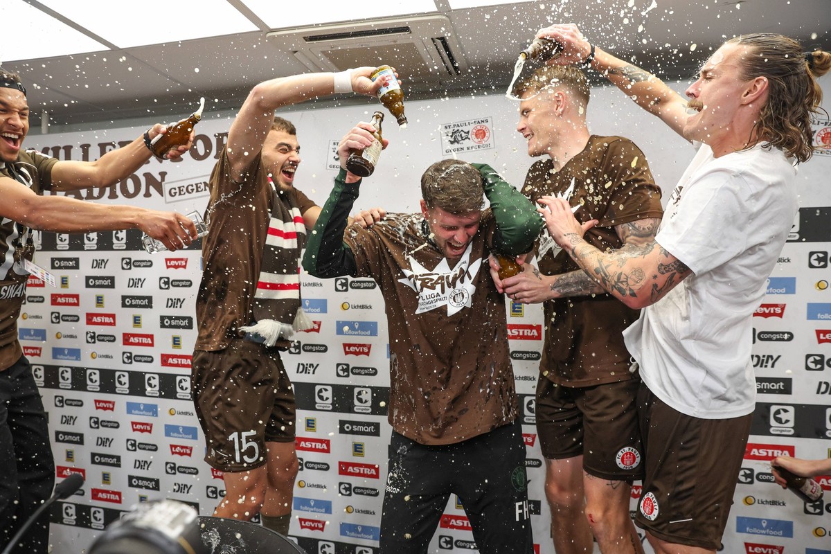 2. Bundesliga - FC St. Pauli - VfL Osnabr�ck am 12.05.2024 im Millerntor-Stadion in Hamburg Trainer Fabian H�rzeler / Huerzeler / Hurzeler St. Pauli wird auf der Pressekonferenz von der Mannschaft mit ...