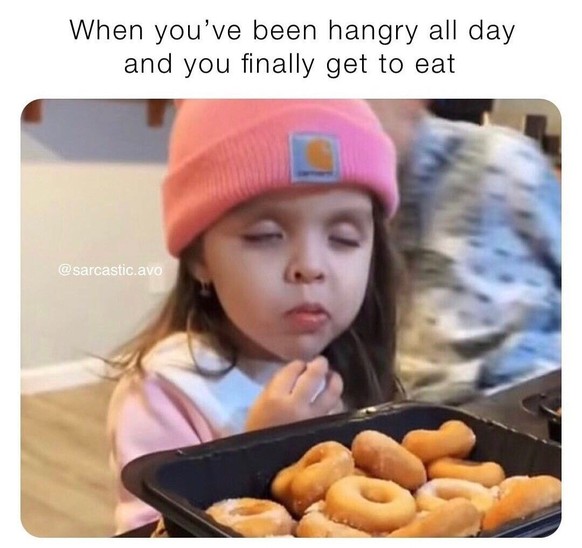 Hangry Memes: Kind beim Essen