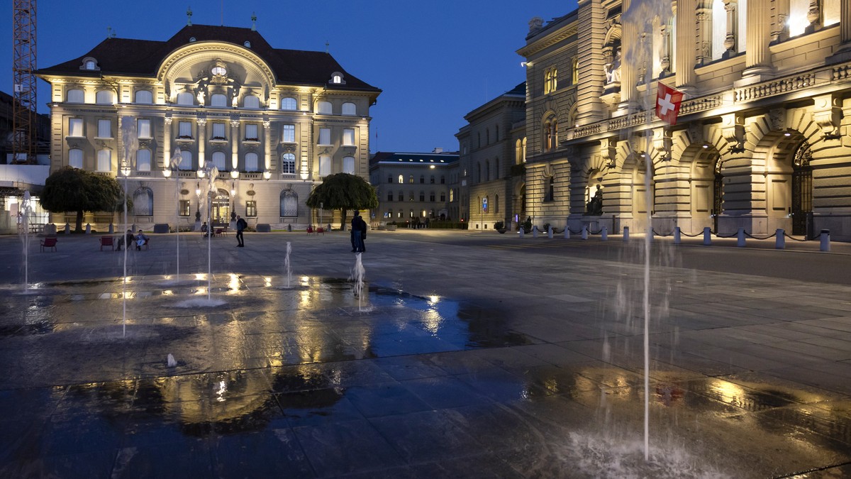Die Schweizerische Nationalbank, links, und das Bundeshaus, rechts, am Montag, 25. September 2023, in Bern. (KEYSTONE/Peter Klaunzer)