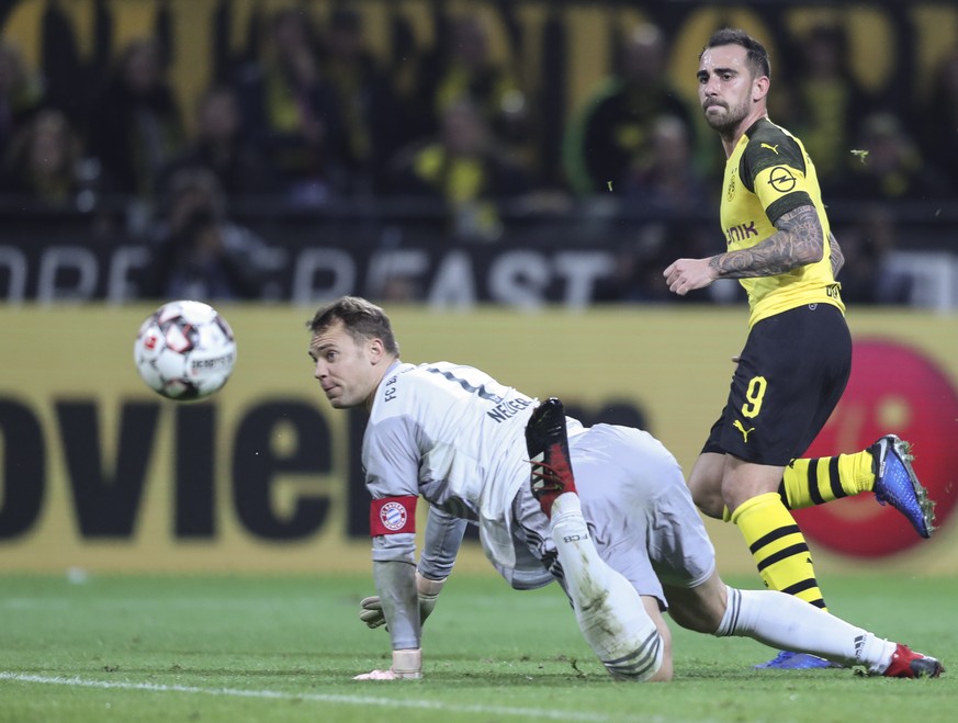 epaselect epa07156316 Dortmund&#039;s Paco Alcacer scores the 3-2 goal during the German Bundesliga soccer match between Borussia Dortmund and Bayern Munich in Dortmund, Germany, 10 November 2018. EPA ...