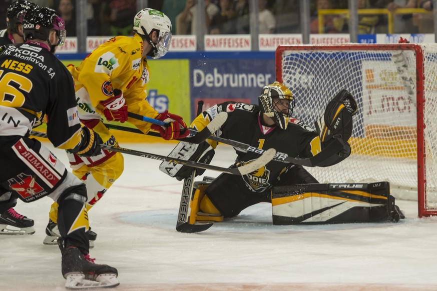 Ajoies Torhueter Tim Wolf, rechts, faengt einen Puck beim Eishockey-Qualifikationsspiel der National League zwischen dem HC Ajoie und dem EHC Biel-Bienne in der Raiffeisen Arena in Porrentruy, am Dien ...