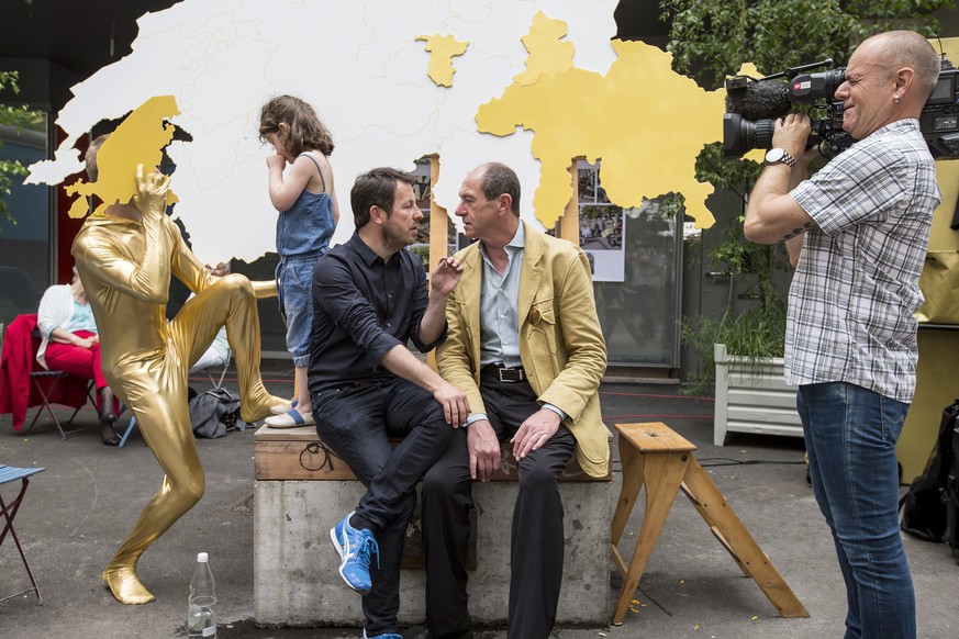 Die Initianten Daniel Häni (l.) und Enno Schmidt am Abstimmungsfest am Sonntag in Basel.