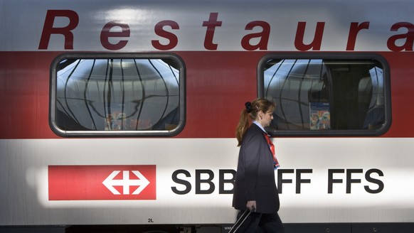 ARCHIV - ZUR MELDUNG DASS DIE SBB BIS INS JAHR 2021 150 SPEISEWAGEN IM BETRIEB HABEN WILL, STELLEN WIR IHNEN DIESES ARCHIVBILD ZUR VERFUEGUNG - Logo des elvetino Speisewagens von aussen, aufgenommen a ...