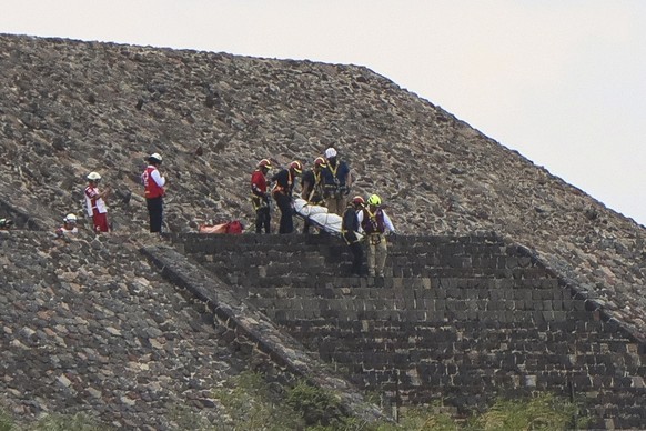 epa12903710 Police officers and forensic experts work in the area where a shooting attack was reported on at the Teotihuacan archaeological zone, in Teotihuacan, Mexico, 20 April 2026. The 20 April sh ...