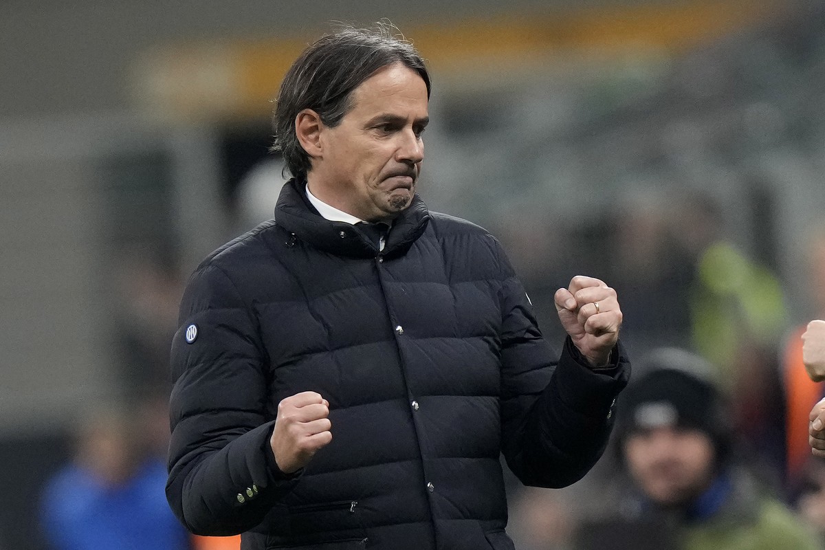 Inter Milan's head coach Simone Inzaghi, left. celebrates after the end of the Serie A soccer match between Inter Milan and Genoa at the San Siro stadium in Milan, Italy, Monday, March 4, 2024. ( ...