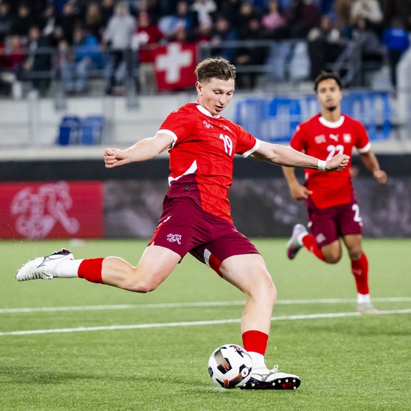 Switzerland's Alessandro Vogt, left, fights for the ball with France's Jeremy Jacquet, right, during the UEFA European Under-21 Championship 2027 Qualifying Group C soccer match between Swit ...