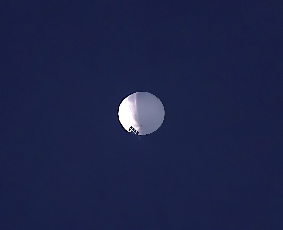 ADDS PENTAGON RESPONSE THAT IT WOULD NOT CONFIRM - A high altitude balloon floats over Billings, Mont., on Wednesday, Feb. 1, 2023. The U.S. is tracking a suspected Chinese surveillance balloon that h ...
