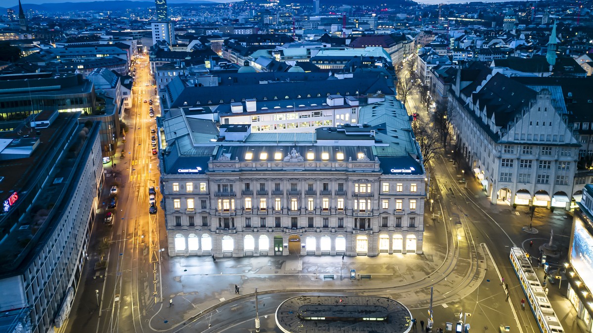 An aerial view shows the headquarters of the Swiss banks Credit Suisse, center, and UBS, left, at Paradeplatz in Zurich, Switzerland on Sunday March 19, 2023. (KEYSTONE/Michael Buholzer).