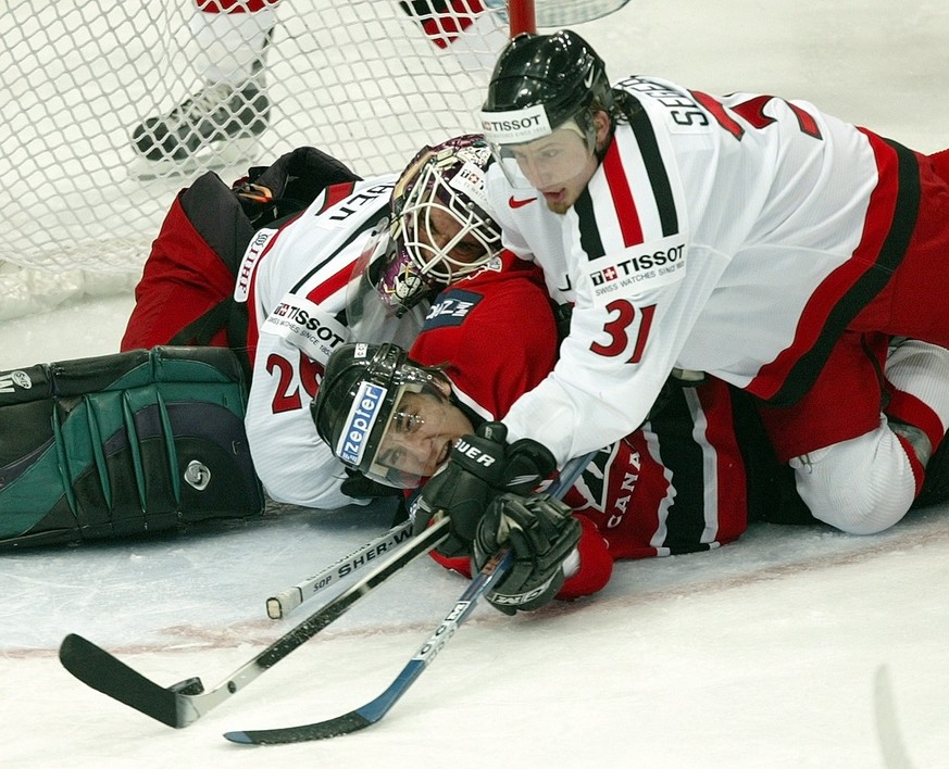 Seger hilft Goalie Martin Gerber, den Kanadier Patrice Bergeron vom Torschuss abzuhalten.