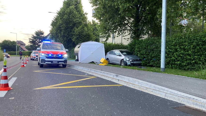 Fussg-nger-auf-Trottoir-in-Baar-ZG-von-Auto-zu-Tode-gefahren