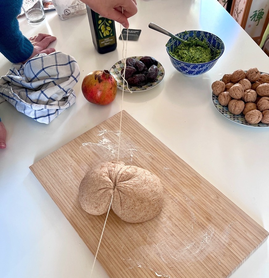 Wir kochen eine 2000-jährige Pizza aus Pompeji. 
F yeah. 
Eine römische Pizza. Literally.