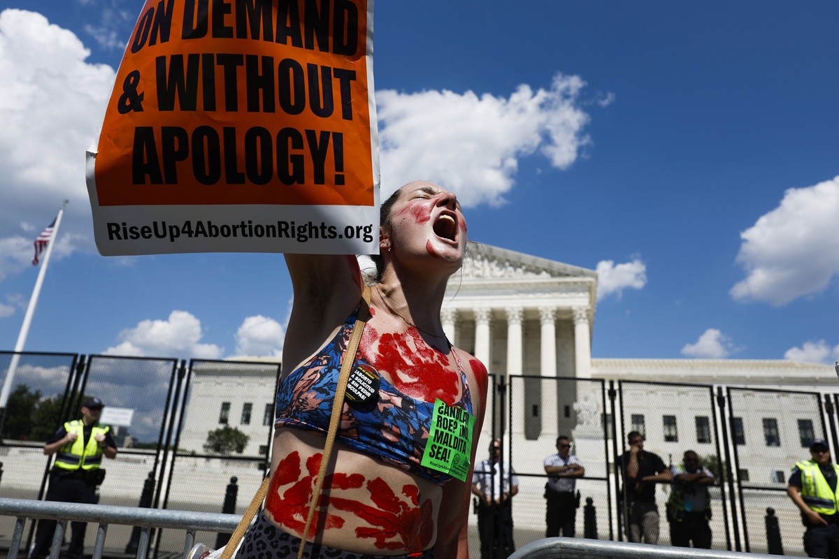 WASHINGTON, DC - JUNE 25: Abortion-rights activist Caroline Rhodes protests in front of the Supreme Court building following the announcement to the Dobbs v Jackson Women's Health Organization ru ...