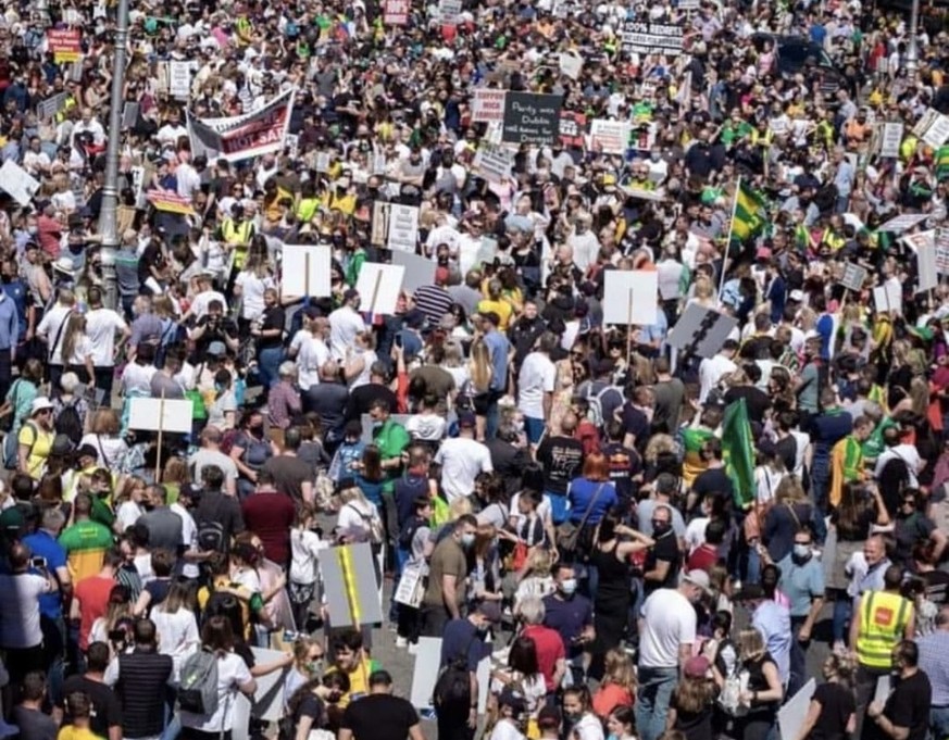 Thousands of Irish people are holding large-scale demonstrations demanding full compensation for the victims of the so-called mica crisis.