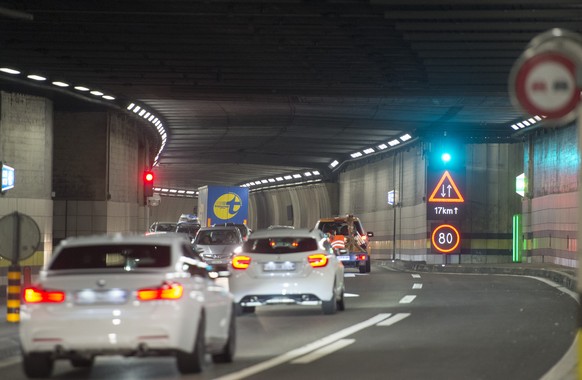 ARCHIV - ZUM KAMPAGNENSTART ZUR ABSTIMMUNG AM 28. FEBRUAR 2016, DURCH BUNDESRAETIN DORIS LEUTHARD STELLEN WIR IHNEN FOLGENDES ARCHIVBILD ZUR VERFUEGUNG. - Das Tunnel Einfahrtsportal des Gotthard Stras ...