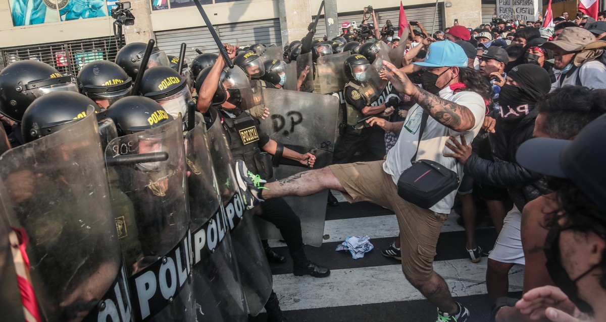 epaselect epa09872836 Opponents of Peruvian President Pedro Castillo clash with police during a protest to demand the president's resignation, in Lima, Peru, 05 April 2022. Thousands of Peruvians ...
