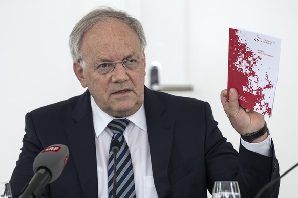 Bundesrat Johann Schneider-Ammann aeussert sich an einem Point de Presse ueber die Ergebnisse der 3. Nationalen Konferenz zum Thema aeltere Arbeitnehmende, am Dienstag, 25. April 2017, in Bern. (KEYST ...