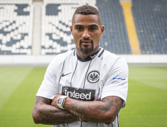 ARCHIV - 18.08.2017, Hessen, Frankfurt/Main: Kevin-Prince Boateng steht nach einer Pressekonferenz des Fußball-Bundeligisten Eintracht Frankfurt mit seinem neuen Trikot auf dem Rasen der Commerzbank-A ...