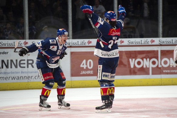 Jubel zum Sieg bei Zuerichs Ronalds Kenins und Torschuetze Roman Wick im zweiten Eishockey Playoff-Finalspiel der National League zwischen den ZSC Lions und dem HC Lugano, am Samstag, 14. April 2018,  ...