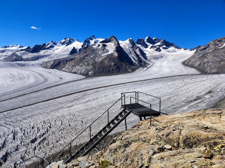 Gletscher Gletscherschmelze 2026 Schweiz: Die Treppe zu den Konkordiahütten über dem Grossen Aletschgletscher stellt den Zugang zum
Gletscher sicher. Als sie vor über 100 Jahren gebaut wurde, lag das  ...