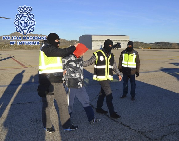 Ein Verdächtiger wird abgeführt.