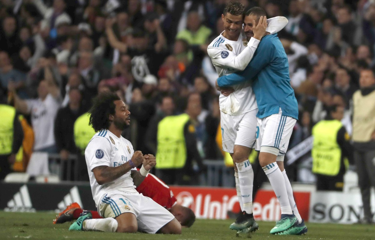 epa06705433 Real Madrid's Marcelo (L), Cristiano Ronaldo (C) and Karim Benzema (R) celebrate after the UEFA Champions League semi finals second leg match between Real Madrid and Bayern Munich at  ...