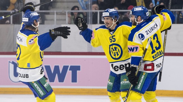 Spieler von HC Davos jubeln nach dem Tor (1-0) von Davos Marc Wieser, Mitte, an der Seite Davos Magnus Nygren, links, und Davos Robert Kousal, rechts, waehrend dem Swiss Ice Hockey Cup halbfinale zwis ...