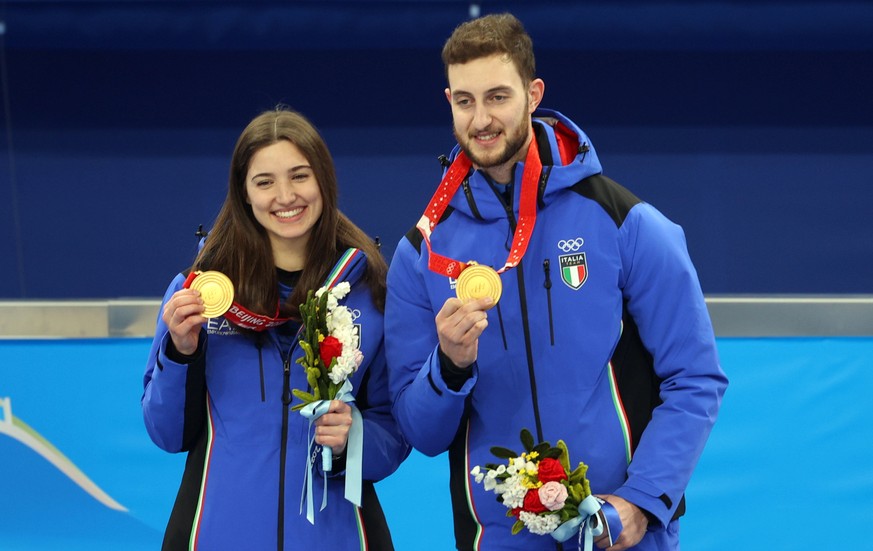 epa09738611 (L-R) Gold medal winner Stefania Constantini of Italy and Amos Mosaner of Italy during the medal ceremony of the Curling Mixed Doubles at the Beijing 2022 Olympic Games, Beijing, China, 08 ...