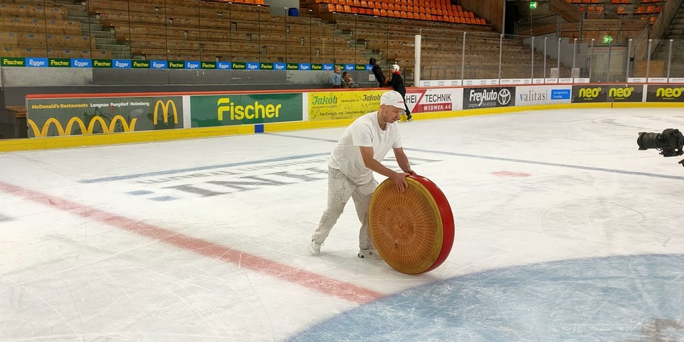 Er ist 100 Kilo schwer, rund und hat Löcher: Ein Emmentaler Käselaib rollt während acht Tagen quer durch die Schweiz, von Zäziwil bis nach Winterthur. Auf den rund 90 Kilometern will man auf ein Probl ...