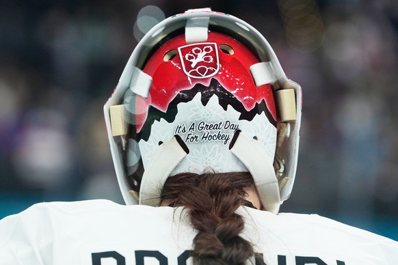 <p>«It's A Great Day For Hockey» hat sich die Schweizer Torhüter Andrea Brändli auf ihren Helm pinseln lassen.</p>