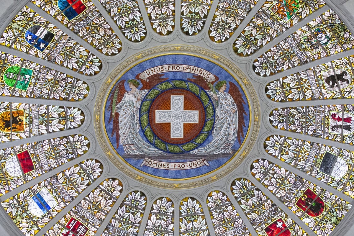 Die Kuppel des Bundeshauses mit den Kantonswappen und dem Satz "UNUS PRO OMNIBUS, OMNES PRO UNO" - "Einer fuer alle, alle fuer einen", am Tag der offenen Tuer im Bundeshaus, am Sam ...