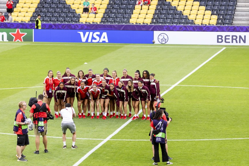 Switzerland&#039;s players pose for the Swiss photographer during the inspection of the pitch, prior to the UEFA Women&#039;s EURO 2025 Group A soccer match between Switzerland and Iceland at the Wank ...