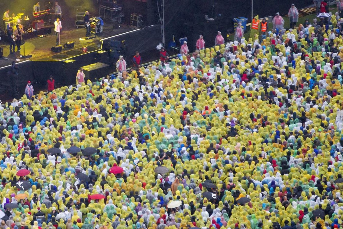 Festival visitors gather in front of the main stage while Swiss band Zueri West performs at the Gurten music open air festival in Bern, Switzerland, Friday, July 13, 2012. (KEYSTONE/Peter Klaunzer)